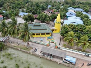 Pemda Buru Cari Investor Bikin Resort Pinggir Pantai