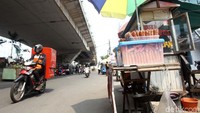 Pada jam-jam sibuk tentunya kolong flyover Roxy ini akan semrawut.
