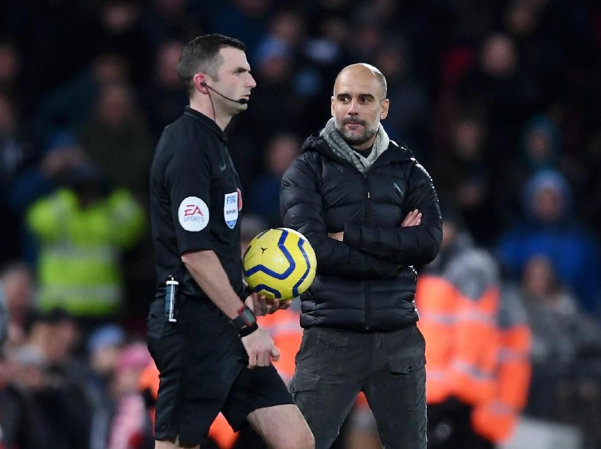Josep Guardiola mengucap terima kasih ke wasit setelah Manchester City dihantam Liverpool 1-3 (Laurence Griffiths/Getty Images)
