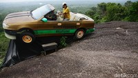 Desa ini terletak pada ketinggian 129 mdpl di wilayah Belitung Barat. Kekayaan flora dan fauna, dikembangkan dalam berbagai lokasi spot foto antara lain berupa rumah hobbit, jembatan merah, batu kembar dan mobil terbang.