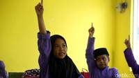 Sejumlah siswa di SDN 009 Buru mengikuti kegiatan belajar mengajar di sekolah yang berada di Pulau Buru, Kabupaten Karimun, Kepulauan Riau.