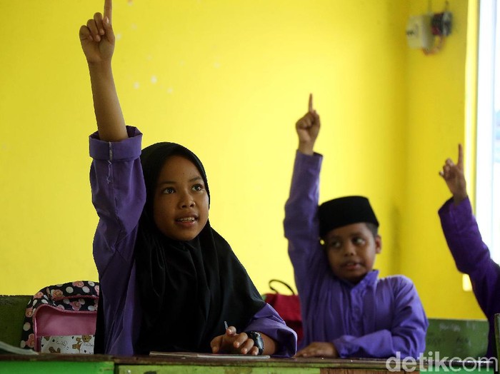 Sejumlah anak-anak di perbatasan RI semangat mengikuti pelajaran di sekolah. Mengalirnya listrik di sana diharapkan dapat menunjang kegiatan belajar para murid.