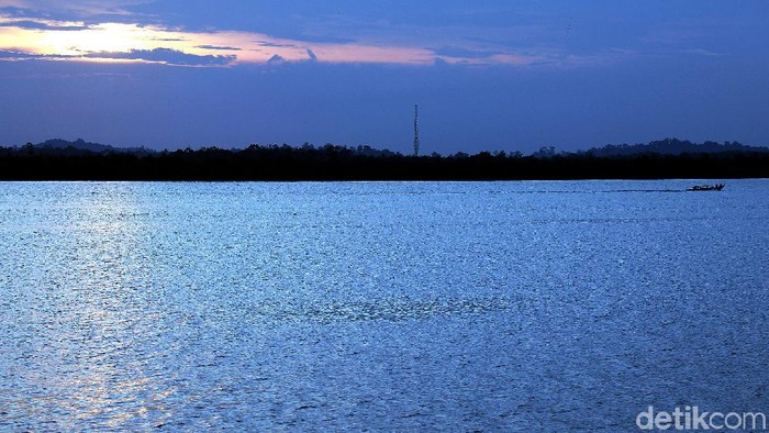 Pulau Buru merupakan salah satu wilayah di Kabupaten Karimun, Kepri. Jalur laut jadi akses untuk menuju ke pulau yang berada di perbatasan Indonesia itu.