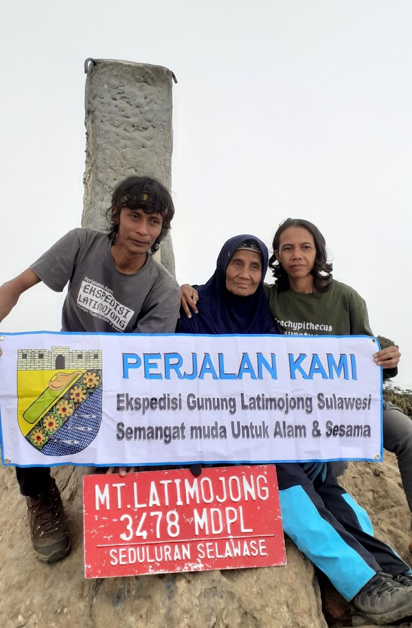 Nenek Yuni begitu bergairah saat mendaki gunung. Meski usianya sudah 66 tahun, dia tidak penrah mengeluh capek dan sangat menikmati pendakiannya (Istimewa) Nenek Yuni begitu bergairah saat mendaki gunung. Meski usianya sudah 66 tahun, dia tidak penrah mengeluh capek dan sangat menikmati pendakiannya (Istimewa)