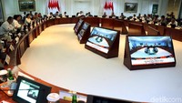 Arahan kedua Jokowi yakni berkaitan dengan reformasi birokrasi di kementerian dan lembaga. Ia pun ingin orientasi birokrasi ke depan bisa berorentasi pada kecepatan. Dengan begitu, pemerintah bisa melakukan reformasi birokrasi secara besar-besaran, beriringan, dan paralel dalam memangkas birokrasi tersebut.