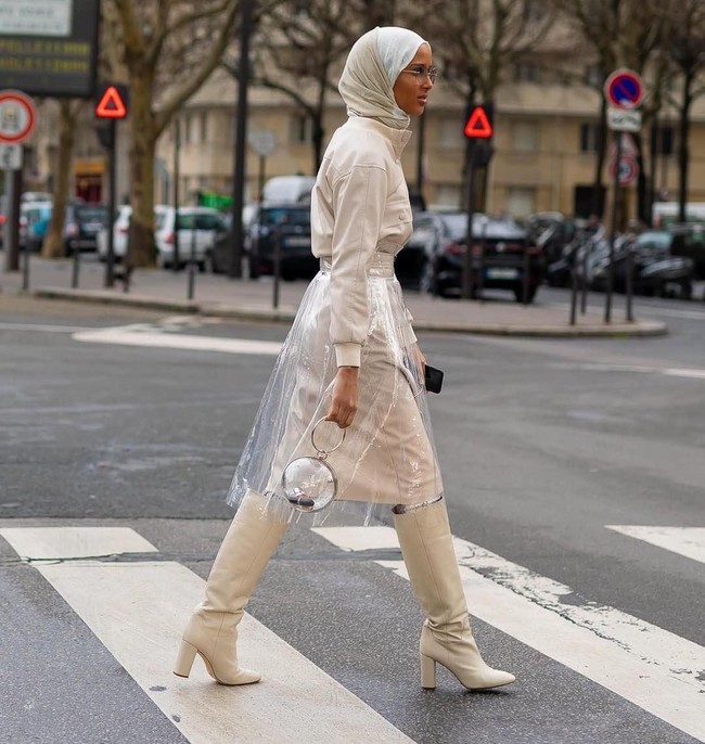 Rawdah Mohamed dikenal karena bold style-nya yang berani hingga mampu menarik perhatian. Penampilannya yang unik ini bisa dilihat di akun Instagramnya @rawdis yang memiliki lebih dari 51,8 ribu pengikut. Foto: instagram @rawdis