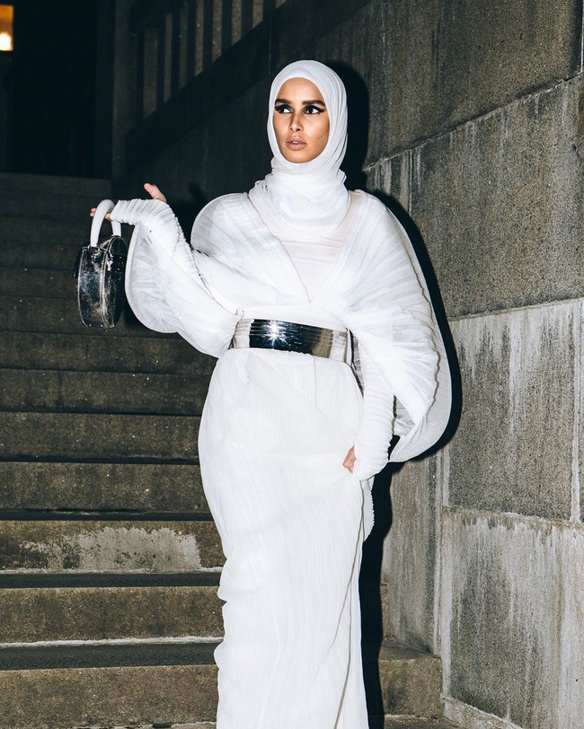 Sosoknya mulai menarik perhatian ketika menjadi model di acara Oslo Fashion Week 2019. Penampilannya yang begitu unik membuat agensi model tertarik mengajaknya bergabung. Dia saat ini tergabung dalam agensi Norwegia Idol Look. Foto: instagram @rawdis