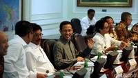 Sementara, arahan ketiga Jokowi yakni memerintahkan Mendagri Tito Karnavian untuk menata kembali tata hubungan pemerintah pusat dan daerah, mulai dari tingkat provinsi hingga kabupaten/kota.