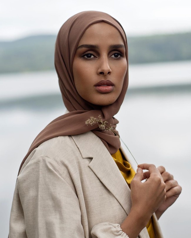 Secara tidak sengaja Rawdah kini menjadi panutan oleh wanita muslim modern yang mengenakan hijab. Bagi Rawdah, hijab adalah bentuk ekspresi, bukan penindasan. Saya pasti menggunakannya untuk membuat pernyataan bahwa, ya, saya adalah wanita muslim, saya melakukan ini, dan kalian harus berurusan dengan itu. Seperti yang saya gunakan ketika saya masih kecil dengan hijab. Jauh di lubuk hati saya berharap dengan saya melakukan ini, dapat menginspirasi bagi wanita lainnya,” katanya. Foto: instagram @rawdis