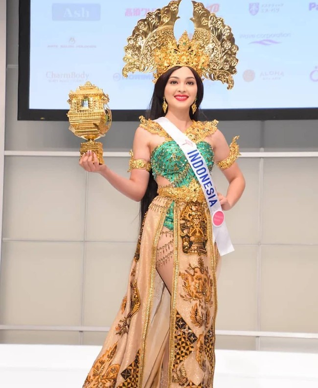 Mengikuti salah satu kontes kecantikan terbesar di dunia, Miss International 2019, Jolene Marie tampil dengan kostum nasional bertema The Legend of Rengganis. Legenda Dewi Rengganis adalah kisah tentang Dewi Rengganis, puteri Raja Brawijaya dari kerajaan Majapahit. Menurut kepercayaan warga, Dewi Rengganis mempunyai wajah yang sangat cantik. Kecantikannya yang luar biasa membuat pangeran dan raja-raja di tanah Jawa ingin mempersuntingnya. Dewi Rengganis dipercaya sebagai penguasa di wilayah Argopuro. Foto: Facebook Miss International, Instagram @ officialputeriindonesia