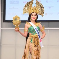 Mengikuti salah satu kontes kecantikan terbesar di dunia, Miss International 2019, Jolene Marie tampil dengan kostum nasional bertema The Legend of Rengganis. Legenda Dewi Rengganis adalah kisah tentang Dewi Rengganis, puteri Raja Brawijaya dari kerajaan Majapahit. Menurut kepercayaan warga, Dewi Rengganis mempunyai wajah yang sangat cantik. Kecantikannya yang luar biasa membuat pangeran dan raja-raja di tanah Jawa ingin mempersuntingnya. Dewi Rengganis dipercaya sebagai penguasa di wilayah Argopuro. Foto: Facebook Miss International, Instagram @ officialputeriindonesia