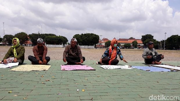 Tempat Jualan Akan Dieksekusi, 5 PKL Tapa Pepe di Depan Keraton Yogya