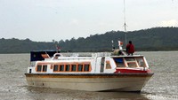 Jalur laut menjadi salah satu akses untuk menuju ke Pulau Buru.