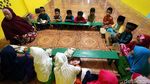 Mengintip Kesibukan Warga di Perbatasan RI Kala Malam Tiba