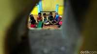 Sejumlah anak-anak nampak berkumpul untuk mengikuti kegiatan mengaji bersama di Pulau Buru, Kabupaten Karimun, Kepulauan Riau.