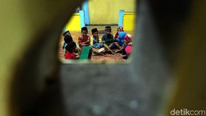 Mengintip Kesibukan Warga di Perbatasan RI Kala Malam Tiba