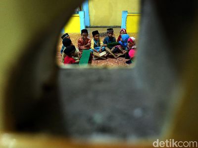 Mengintip Kesibukan Warga di Perbatasan RI Kala Malam Tiba