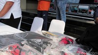Modus tersangka memasang alat skimmer di mulut ATM sehingga data nasabah akan terekam. Selain itu tersangka juga memasang kamera untuk merekam ketika nasabah memasukan nomor PIN.