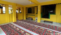 Bangunan masjid ini nampak didominasi dengan warna kuning baik di bagian luar maupun di bagian dalam masjid. Selain warna kuning, warna hijau nampak mempercantik bangunan bersejarah tersebut.