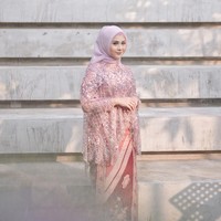 Kesha melengkapi hijabnya dengan kebaya model baju kurung warna pink dari brand Kilau Arti yang dipadukan kain lilit motif batik. Foto: instagram @dsrdbride