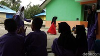 Ditambah lagi dengan mengalirnya listrik selama 24 jam di kawasan tersebut juga membuat proses belajar mengajar di sekolah itu menjadi lebih modern dengan masuknya alat-alat elektronik penunjang proses mengajar siswa.
