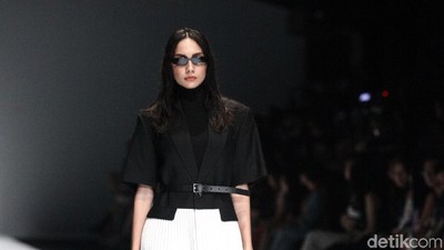 10 Koleksi Busana Feminin Maskulin Rani Hatta yang Serba Monokrom