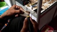 Di pameran tersebut para pengunjung pun dapat melihat proses pembuatan sejumlah produk yang kebanyakan dibuat secara handmade atau tidak menggunakan mesin.