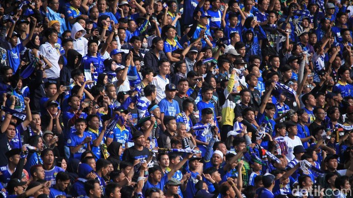 Ribuan pasang mata menyaksikan pertandingan Persib Bandung melawan Arema FC di Stadion Si Jalak Harupat.