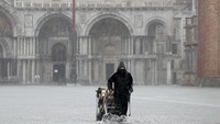 Venesia dilanda banjir akibat gelombang pasang setinggi 127 cm.