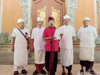 Gubernur Bali Wayan Koster menerbitkan peraturan gubernur kendaraan listrik. 