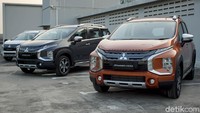 Dari pantauan, desain wajah Xpander Cross tetap mempertahankan bahasa desain dynamic shield yang sudah menjadi identitas Mitsubishi. Bedanya, pada ujung kap mesin tersemat nama Xpander Cross. Selain itu desain grille juga dibuat berbeda. Di bawah grille, terdapat kisi-kisi horisontal yang desainnya mirip dengan kepunyaan Mitsubishi Delica terbaru.