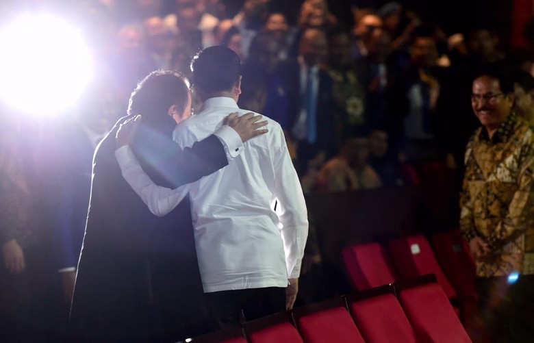 Pelukan Erat Jokowi-Paloh Disebut Clinch, NasDem: Itu Menyesatkan! Pelukan Erat Jokowi-Paloh Disebut Clinch, NasDem: Itu Menyesatkan!