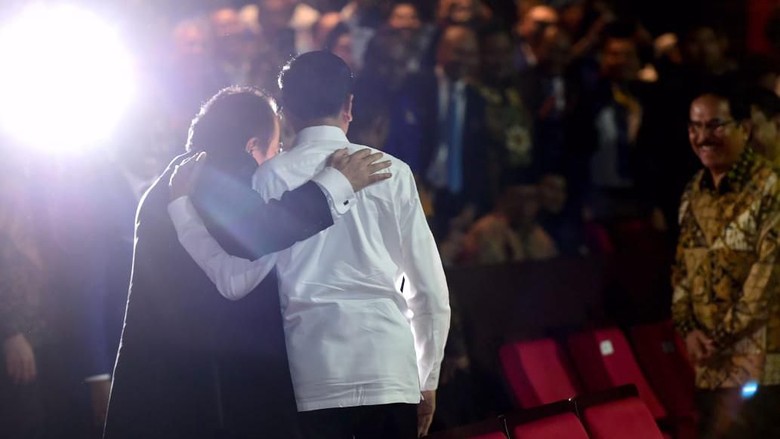 Jokowi Ungkap Makna di Balik Rangkulan-Salaman dengan Paloh-Sohibul