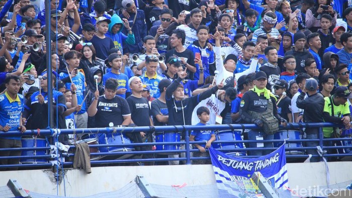 Ribuan pasang mata menyaksikan pertandingan Persib Bandung melawan Arema FC di Stadion Si Jalak Harupat.
