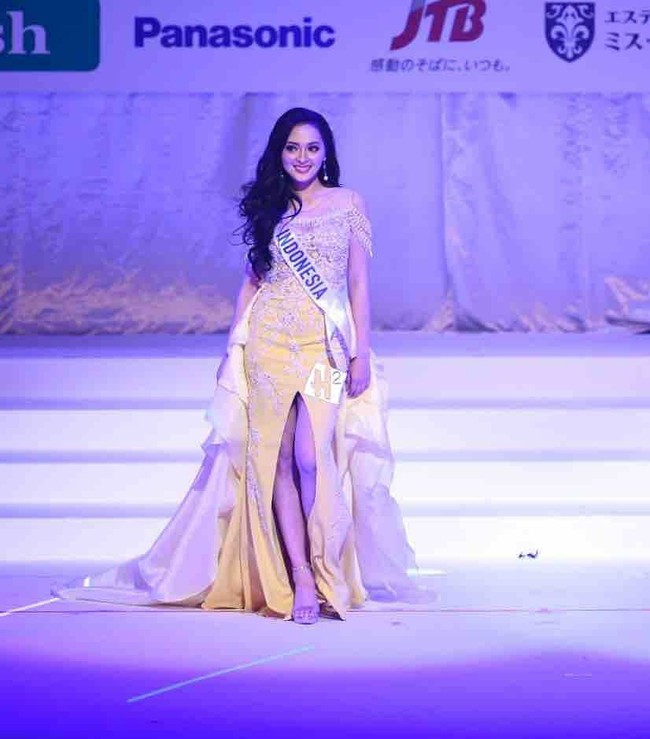 Dalam sebuah segmen, Jolene tampak anggun dalam balutan gaun kuning rancangan Anaz Khairunnas di atas panggung. (Foto: Instagram/@officialputeriindonesia)