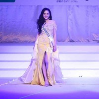 Dalam sebuah segmen, Jolene tampak anggun dalam balutan gaun kuning rancangan Anaz Khairunnas di atas panggung. (Foto: Instagram/@officialputeriindonesia)