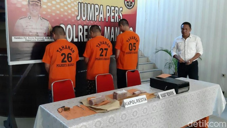 Polisi Tangkap 3 Tersangka Pembobolan ATM Ratusan Juta di Manado Polisi Tangkap 3 Tersangka Pembobolan ATM Ratusan Juta di Manado