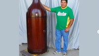 Menyimpan wine pasti jadi lebih mudah dengan lemari wine kayu ini. Ukurannya jumbo dengan harga USD 5.500 atau sekitar Rp 77,3 juta. Foto: Instagram @ebaybae