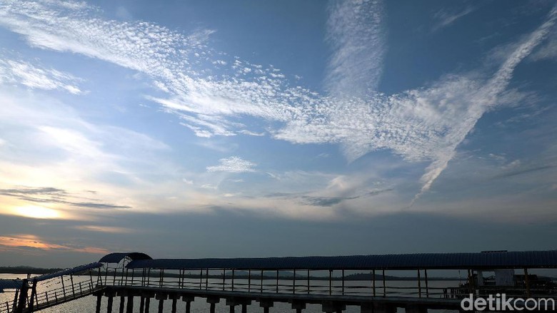 Dermaga Pulau Buru saat menjelang sore (Foto: Rengga Sancaya/detikcom) Dermaga Pulau Buru saat menjelang sore (Foto: Rengga Sancaya/detikcom)