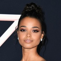 Riasan wajah Ella lebih natural dan soft ketimbang dua rekannya. Rambutnya pun disanggul tinggi sederhana untuk menonjolkan fitur wajah cantiknya. Foto: Jon Kopaloff/Getty Images