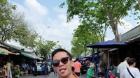 Foto: Instagram @jordionsuDi bawah terik matahari, Jordi Onsu meminum Es Thai Tea yang manis segar.