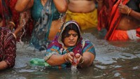 Ada banyak tempat suci di sepanjang Sungai Gangga termasuk Gangotri, Haridwar, Allahabad, Varanasi dan Kali Ghat (AP Photo/Rajesh Kumar Singh).