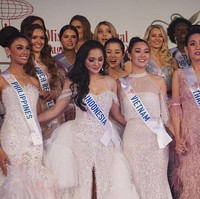 Meski hanya berhasil sampai babak 8 besar, Jolene tak pulang dengan tangan hampa. Jolene menyabet dua penghargaan khusus, yaitu Miss Peoples Choice Award dan Panasonic Beauty Ambassador. (Foto: Instagram/@officialputeriindonesia)