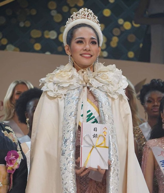Miss Thailand Sireethorn Leearamwat dinobatkan sebagai pemenang utama Miss International 2019. Ia berhasil mengalahkan 82 finalis dari seluruh penjuru dunia. (Foto: Instagram/@missinternationalofficial)