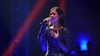 Dara cantik yang akrab disapa Claudia ini layak tersenyum bangga karena bisa pulang ke Indonesia membawa piala kemenangan. Ya, Claudia berhasil memenangkan ajang lomba tarik suara di Jerman.  Foto: instagram @audi_emmanuela