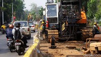 Pekerja mulai melakukan pengerjaan simpang susun tak sebidang di Lenteng Agung, Jakarta Selatan, Selasa (12/11/2019).