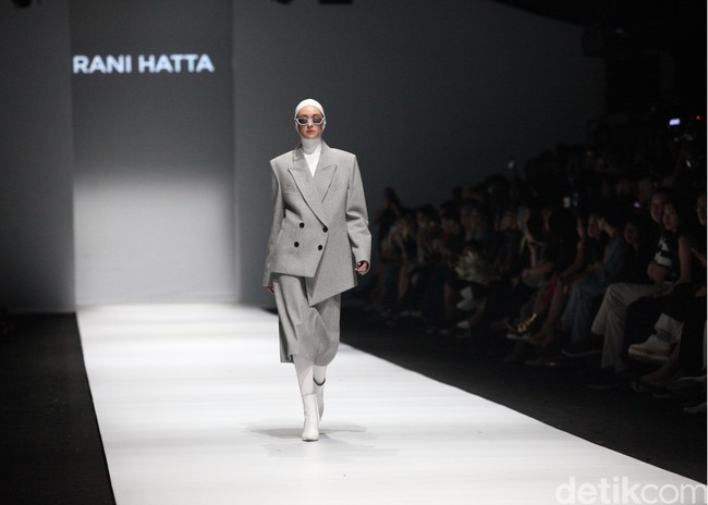 Fashion show Rani Hatta bertema Convergence menampilkan busana feminin maskulin di Jakarta Fashion Week 2020, Senayan City, Jakarta. Sabtu [26/10/2019]. Foto: Rifkianto Nugroho/detikcom