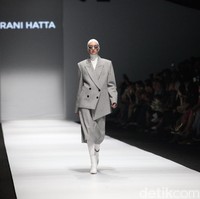 Fashion show Rani Hatta bertema Convergence menampilkan busana feminin maskulin di Jakarta Fashion Week 2020, Senayan City, Jakarta. Sabtu [26/10/2019]. Foto: Rifkianto Nugroho/detikcom