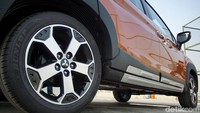 Bergeser ke bagian samping, Xpander Cross mendapat sentuhan material krom di kaca spion. Selain itu, ada list krom yang memanjang dari jendela depan hingga belakang.