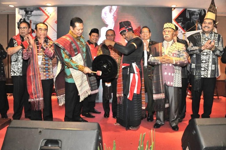 Bamsoet Dukung Kain Ulos Jadi Warisan Budaya UNESCO Bamsoet Dukung Kain Ulos Jadi Warisan Budaya UNESCO